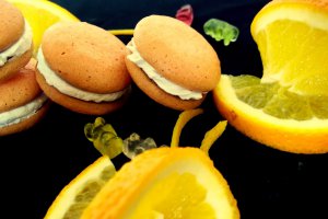 Whoopie pies cu ciocolata alba si portocale