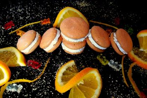 Whoopie pies cu ciocolata alba si portocale