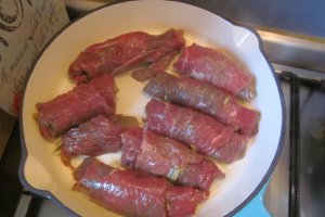 Rulouri din carne de manzat