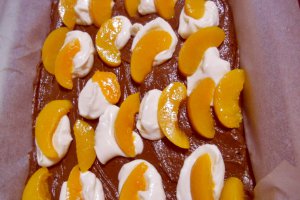 Negresa cu ciocolata,crema de branza si piersici