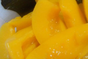Negresa cu ciocolata,crema de branza si piersici