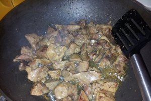Tocanita de pipote si ficatei de pui