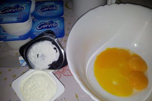 Prajitura fina cu crema spumoasa de branza si pepite de ciocolata neagra
