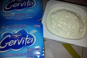 Prajitura fina cu crema spumoasa de branza si pepite de ciocolata neagra