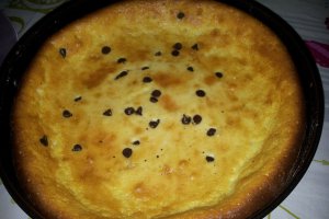 Prajitura fina cu crema spumoasa de branza si pepite de ciocolata neagra