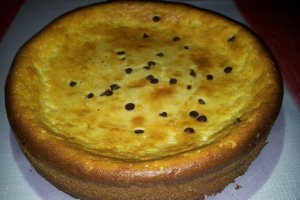 Prajitura fina cu crema spumoasa de branza si pepite de ciocolata neagra