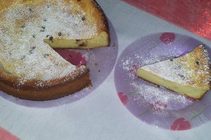 Prajitura fina cu crema spumoasa de branza si pepite de ciocolata neagra