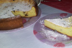 Prajitura fina cu crema spumoasa de branza si pepite de ciocolata neagra