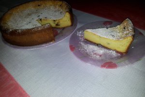 Prajitura fina cu crema spumoasa de branza si pepite de ciocolata neagra