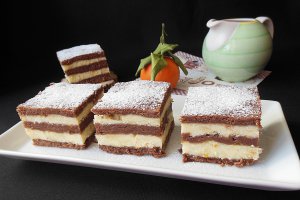 Prajitura cu foi cu cacao si branza dulce