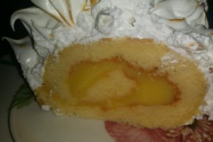 Rulada cu lemon curd si bezea