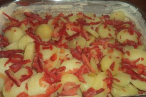 Cartofi gratinati cu oua,branza, smantana si cascaval