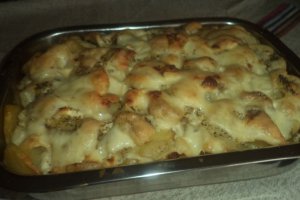 Cartofi gratinati cu oua,branza, smantana si cascaval