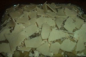 Cartofi gratinati cu oua,branza, smantana si cascaval