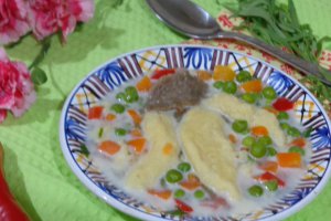 Supa de vitel cu mazare, smantana si tarhon