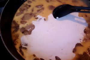 Spaghete cu sos de branzeturi si ciuperci