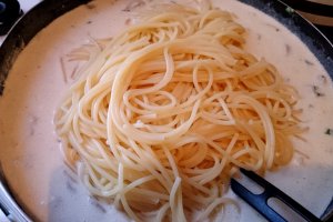 Spaghete cu sos de branzeturi si ciuperci