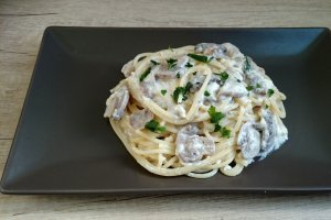 Spaghete cu sos de branzeturi si ciuperci