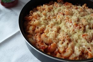 Paste cu piept de pui in sos tomat cu busuioc