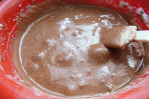 Prajitura cu crema de vanilie, frisca si sos de fructe