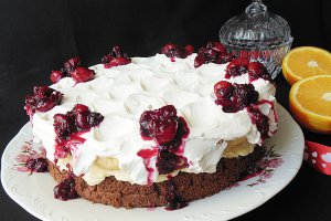 Prajitura cu crema de vanilie, frisca si sos de fructe