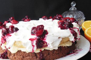 Prajitura cu crema de vanilie, frisca si sos de fructe