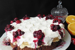 Prajitura cu crema de vanilie, frisca si sos de fructe