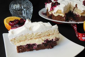 Prajitura cu crema de vanilie, frisca si sos de fructe