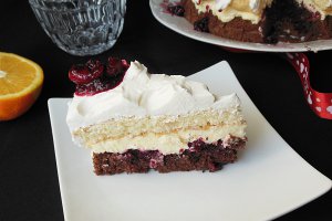 Prajitura cu crema de vanilie, frisca si sos de fructe