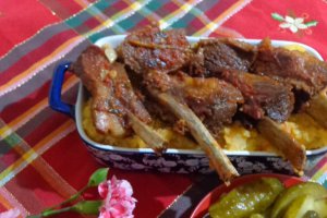Costita afumata cu maghiran si cartofi