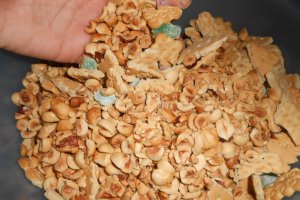 Salam de biscuiţi, reţetă cu ciocolata si alune de padure