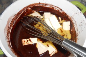 Salam de biscuiţi, reţetă cu ciocolata si alune de padure