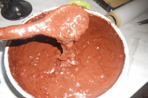Ciocolata de casa cu alune de padure si visine din visinata