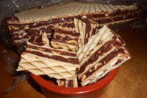Ciocolata de casa cu alune de padure si visine din visinata