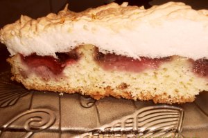 Tarta fina cu capsuni si bezea