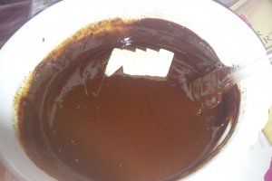 Tort de ciocolata, portocale si nuci pentru o dubla aniversare
