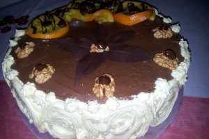 Tort de ciocolata, portocale si nuci pentru o dubla aniversare