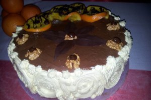 Tort de ciocolata, portocale si nuci pentru o dubla aniversare