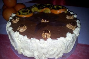 Tort de ciocolata, portocale si nuci pentru o dubla aniversare