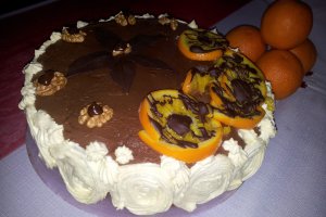 Tort de ciocolata, portocale si nuci pentru o dubla aniversare