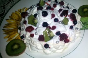 Pavlova cu fructe de padure