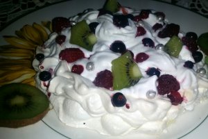 Pavlova cu fructe de padure