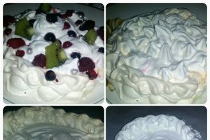 Pavlova cu fructe de padure