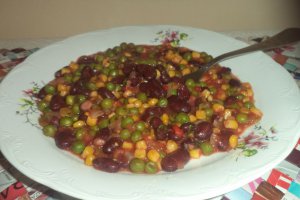 Mix de boabe in sos de tomate