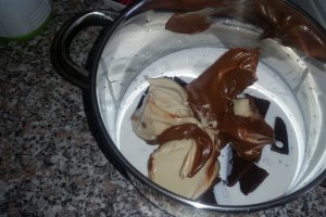 Tort aniversar cu crema de ciocolata ,mousse de zmeura si banda de ciocolata