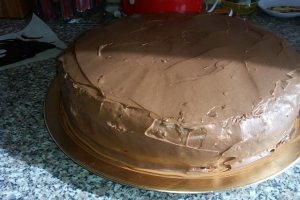 Tort aniversar cu crema de ciocolata ,mousse de zmeura si banda de ciocolata