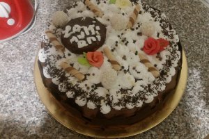 Tort aniversar cu crema de ciocolata ,mousse de zmeura si banda de ciocolata