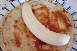 Clatite cu dulceata, banana si miere