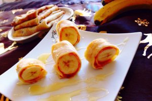 Clatite cu dulceata, banana si miere