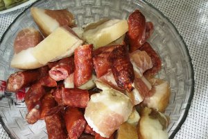 Tocanita de cartofi cu slanina si  carnati uscati